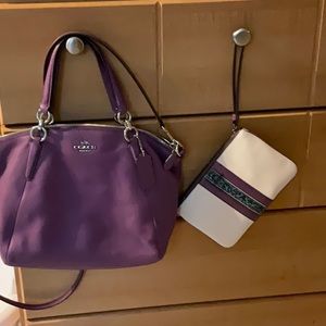 Coach Crossgrain leather purse with wristlet that matches